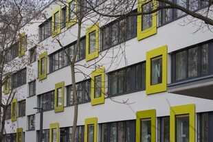 Fassade-Hermann-Gmeiner-Grundschule-Sanierung-Gruber-Popp-Architekten-Foto-Hans-Joosten_DSC9448_16050.jpg