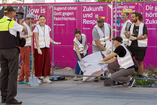 Reinigungsaktion_einen_temporaeren_Baustofflagerplatz_am_Alexanderplatz______Raquel_G__mez_Delgado_325_48957.JPG